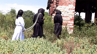 Dois Homens Safados Disciplinam Uma Mulher Deslumbrante Ao Ar Livre.