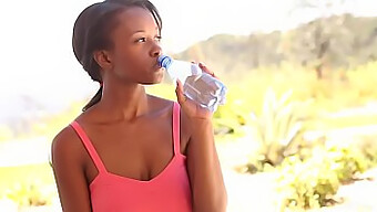 La Beauté Naturelle Jezabel Vessir Montre Ses Atouts En Plein Air