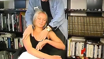 Une Femme Blonde Séduit Un Homme Âgé Et S'Engage Dans Un Trio Avec Un Autre Homme.