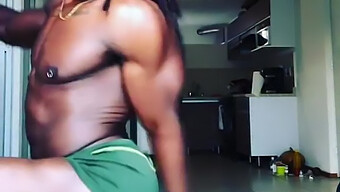 Un Homme Afro-Américain Effectue Une Danse Twerk Avec Un Accent Sur Son Gros Pénis Noir