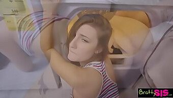 Video Pov Cu Sora Vitregă Adolescentă Călărind Un Penis Mare