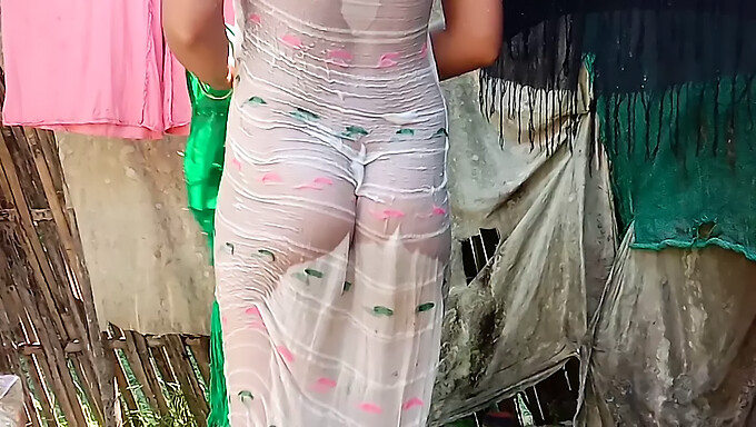 Tante Desi Mengajar Gadis Kampung Cara Mandi Dalam Video Buatan Sendiri