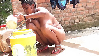 Femme Au Foyer Indienne Nettoie Sa Chatte Mouillée Avec Du Savon Dans Une Vidéo Hd