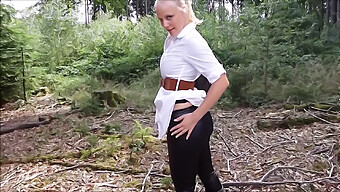 Laras Eventyr Med Analplug I Fyldige Leggings Og Fodfetich