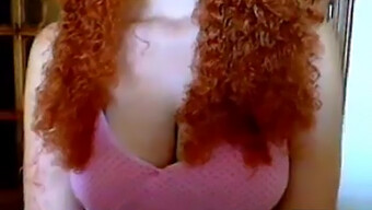 Curvy Redheaded Webcam Performer With Luscious Curls