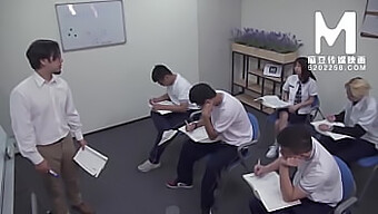 Chinese Universiteitsmeisjes Komen In Opstand Tegen Hun Leraar In Madou Media-Video