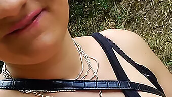 Une Fille Sexy En Vélo Devient Excitée Et Se Fait Plaisir Avec Un Gode, Atteignant L'Orgasme