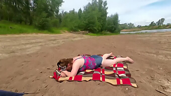 Una Mamada Al Aire Libre Se Convierte En Una Corrida Interna En La Playa