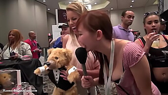 Η Ερασιτέχνης Καμερίτσα Britney Amber Συναντά Τον Teddylovebear Στην Έκθεση Ψυχαγωγίας Ενηλίκων