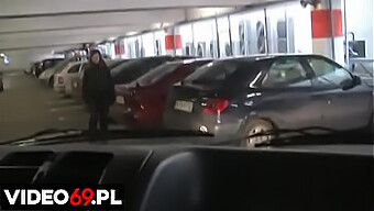 Chica De 18 Años Hace Una Mamada En Un Coche En Un Centro Comercial