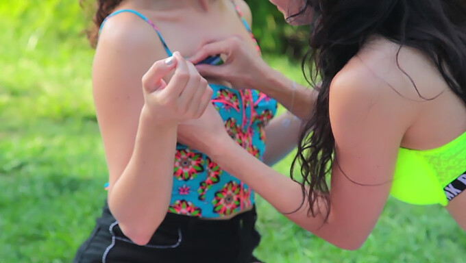 Ragazza Festa Bollente In Calze Trasparenti E Lingerie Nel Parco