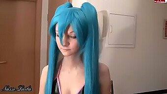 Genç Alman Genç, Bu Sıcak Videoda Cosplay Seksine Giriyor Ve Miku Hatsune'Den Yüzüne Boşalıyor