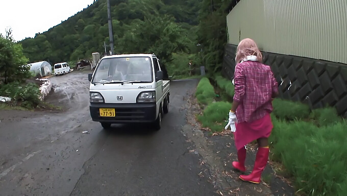 Nanami Takase Ucieka Z Pracy, Żeby Oddać Się Dzikiemu Seksowi Z Nieznanymi Mężczyznami.