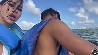 El Salvaje Paseo De Lil D Con Valerie Kay En Un Jet Ski