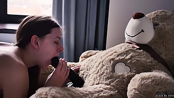 Vysokoškolská Študentka Sa Masturbuje V Internáte Na Plushies Tv