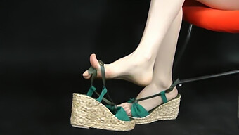 Kaki Asia Dengan Sandal Espadrille Basah Dipajang