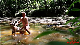 Heiße Outdoor-Begegnung Mit Einer Milf Im Lake Houston Park