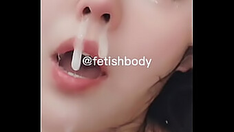 아시아 아내의 자필 편지가 Bdsm과 집에서 만든 섹스 행위를 드러냅니다