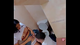 Pelajar Remaja Terlibat Dalam Aktiviti Seksual Yang Intens Di Tandas Sekolah, Termasuk Oral Dan Pancutan (Video Buatan Sendiri Yang Menakjubkan)