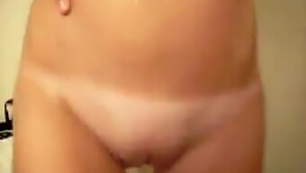 Adorable Chica Se Desnuda Y Se Masturba En Cámara Frontal