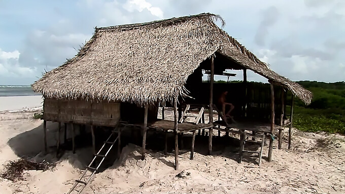 Két Dögös Pár Élvezi A Szabadtéri Szexet Egy Strandon Amatőr Videóban