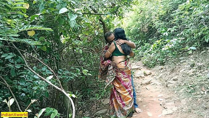 Une Beauté Indienne Mature Profite D'Une Romance En Plein Air Avec Son Amant