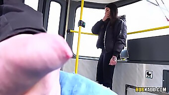 Ich Verwöhne Mich In Einer Straßenbahn, Während Eine Frau Zuschaut, Stacy Sommers