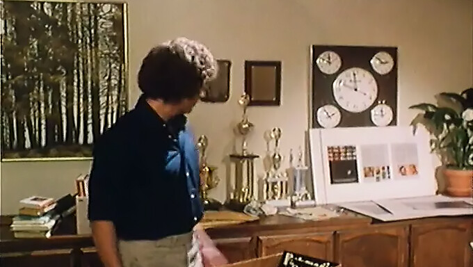 Intensiver Dreier Mit Sportlerinnen In Einem Film Aus Den 1980ern