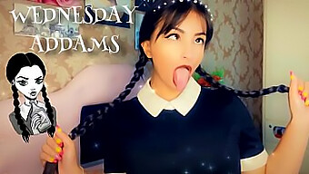 Cosplayer Wednesday Addams Cho Một Màn Blowjob Lộn Xộn