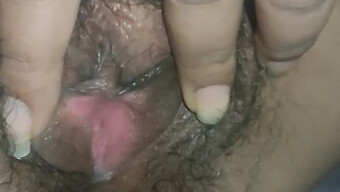 Desi-Babe Verwöhnt Sich Mit Fingern In Explizitem Video