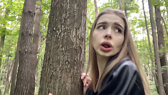 Europese Babe Zuigt En Slikt Sperma In Het Bos